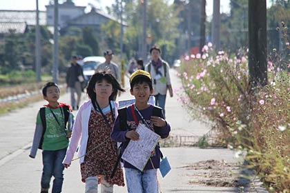まち歩きしながら危険な場所を確認して西燕公民館へ向かう子どもたち