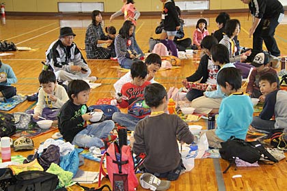歩き疲れたあとは豚汁を食べて充電完了