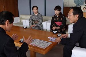 東日本大震災で三条市に避難している人のためと三条市水害義援金に5万円を寄付した日本舞踊3団体代表でつくる「さんじょうさんにん会」