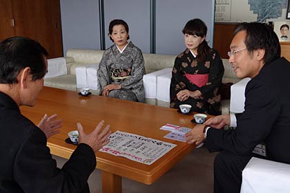 東日本大震災で三条市に避難している人のためと三条市水害義援金に5万円を寄付した日本舞踊3団体代表でつくる「さんじょうさんにん会」