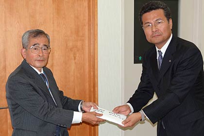 三条市社会福祉協議会の崎山興紀会長(左)に東日本大震災義援金を手渡す(株)コロナの風間勉執行役員営業本部担当兼営業本部新潟支店長(右)