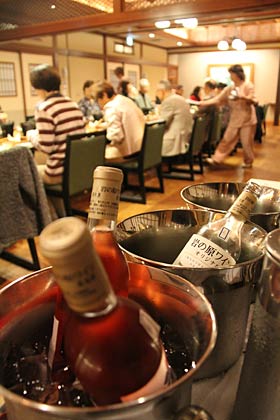 たっぷり用意された岩の原ワインを飲んで深まる秋を嵐渓荘の料理と一緒に味わう