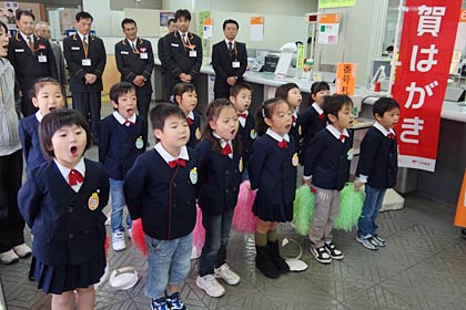 合唱を披露する宝塔院年長児