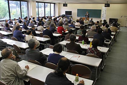 約百人が来場して会場には熱気