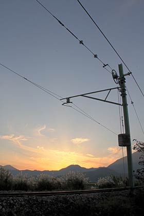 1日、弥彦村から風になびくような雲と高い空