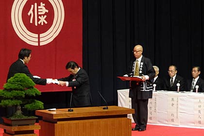 特別表彰を受ける三条削ろう会と三条市消防団
