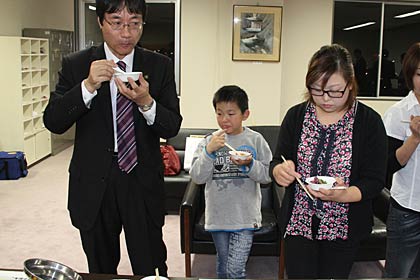 右が福島県南相馬市から避難している遠藤さん親子、左が鈴木市長
