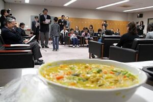 燕市が「我が家の自慢料理、絶品メニュー」表彰式で公募120点のうち優秀作品表彰、金賞5月はこの冬の市内学校給食の献立に加わる