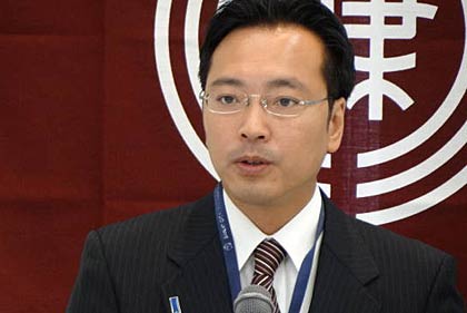 あいさつする国定市長
