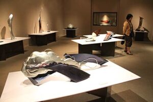 23日まで燕市産業史料館で「西片正作品展～30年の軌跡～」を開き、2度の日展特選に輝いた燕市の鎚起銅器作家、旧分水町生まれの西片正さんの作品を展示