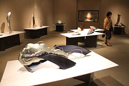 23日まで燕市産業史料館で開かれている「西片正作品展～30年の軌跡～」、いちばん手前に写っている作品が2010年の第42回日展特選に輝いた「騰々の夏」