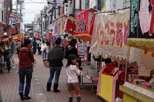 お取越で三条別院から本寺小路にずらりと並んだ露店