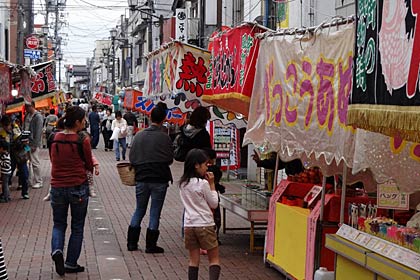 お取越で三条別院から本寺小路にずらりと並んだ露店