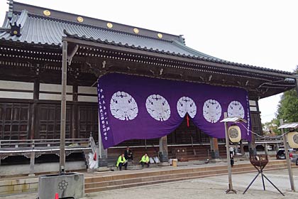 お取越の三条別院には紫の幕が下がる