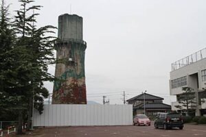 工事用フェンスがめぐらされて5日に改修工事が始まった燕市の旧配水塔