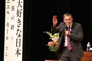 6日に燕市文化会館で開かれた「つばめ『女と男(ひととひと)』ふれあいフェスタ2011」でダニエル・カールさんを講師に講演会