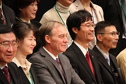 講演後に鈴木力市長らと記念撮影も
