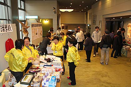 ロビーで開かれた関係団体による即売会