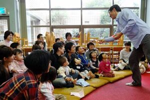 6日に三条市立図書館で開かれた、外山さんによる「家族でにっこりおはなし会」