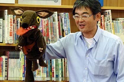 絵本の読み聞かせや手アビを行う外山さん