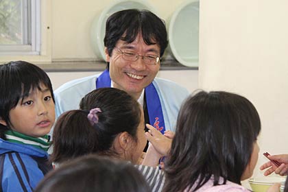 児童との会話に鈴木市長はもにっこにこ