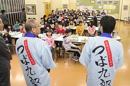 鈴木市長と菊地市長の2人が児童の給食に同席