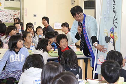 燕市と東京ヤクルトスワローズとのコラボレーション事業で生まれたつば九郎米の発売日に粟生津小学校を訪れてつば九郎米をPRする鈴木市長