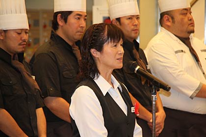 各方面への感謝の気持ちを込めて招待客にあいさつする斉藤支配人