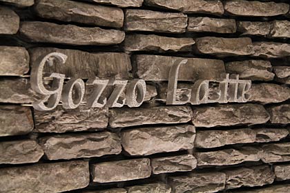 「Gozzo Latte」のサイン表示は三条特殊鋳工所が製作
