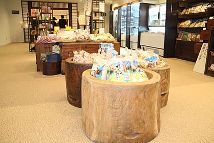 市民から寄付を受けたたんすやうすを売店の陳列台に生かした