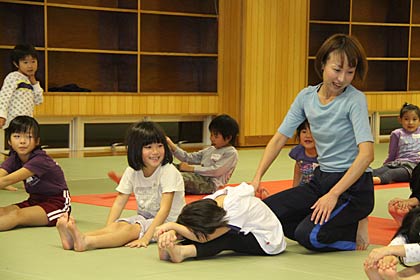 5日開かれた燕市ジュニア新体操クラブの無料体験会