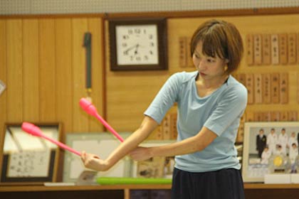 クラブの使い方を見せる門谷さん
