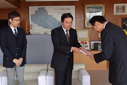 三條機械スタジアムに設置する遊具4点を寄付した浅野金属工業