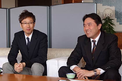 左が金田裕之主任、右が浅野金治専務取締役