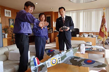 ラジコンまつり実行委員会が三条市水害義援金に約2.5万円を寄付、左から実行委員会の曽根委員、古沢委員長、国定市長