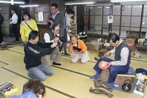 燕工場見学・体験ツアーを首都圏の旅に関するジャーナリストからメディアで取り上げてもらおうと9、10の1泊2日で燕・弥彦産業観光プレスツアー
