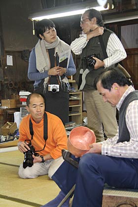 職員の作業を間近で見学する