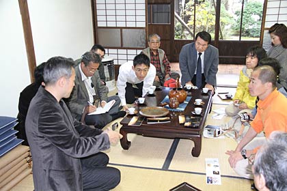 参加者に説明する七代目玉川基行さん（手前左）