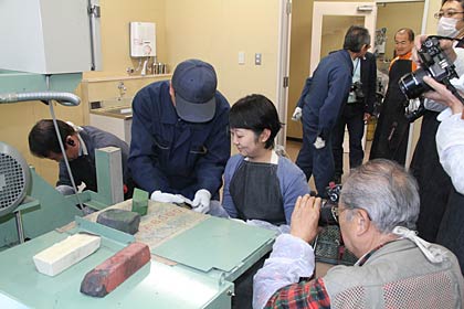 参加者が仕上げ磨きを体験