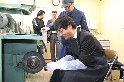 鈴木市長も挑戦し、参加者のフラッシュを浴びた