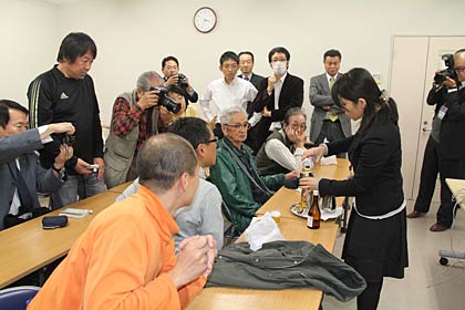 磨き屋一番館で磨いたステンレスのビアカップの泡立ちの違いを実演、試飲も