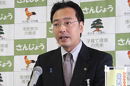 10日の定例記者会見でTPPへの交渉参加について話す国定三条市長
