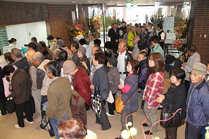 利用を待ちわびた来館者でにぎわうロビー