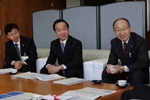 左から総合生協県央支局の佐藤浩支局長、新潟県労働金庫三条支店の清水明支店、連合県央地協の佐藤春夫事務局長