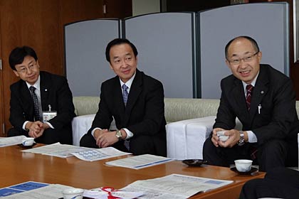 左から総合生協県央支局の佐藤浩支局長、新潟県労働金庫三条支店の清水明支店、連合県央地協の佐藤春夫事務局長