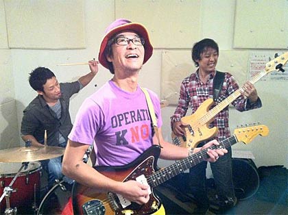 NHKのバンドコンテスト「熱血！オヤジバトル」の決戦ライブに『カレーラーメンの歌』で出場する「矢代秀晴 & South Hills」