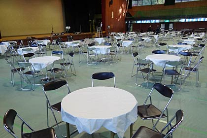 「加茂山れすとらん」が開かれる加茂市民体育館