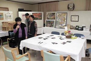 燕磨の会が12、13の2日間、燕市つばめの茶の間で開いている作品展「職人たちの休日。」