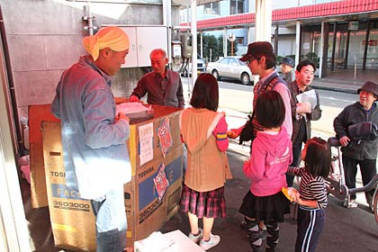 会場前で焼きいもをふるまう