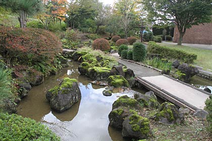 流觴曲水宴を行う諸橋轍次記念館の庭園「芳華苑」
